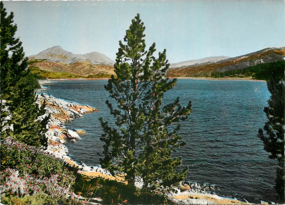 Lago das Bouillouses — P.O. — Edições S.L. 157, avenue des Frères Lumière - Lyon - Frente