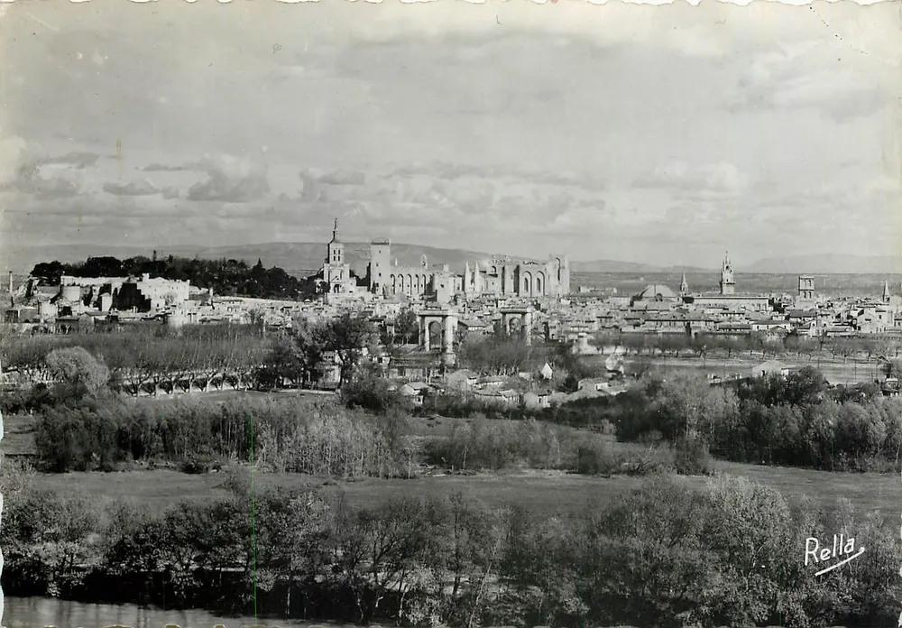 Avignon (Vaucluse) — Vista geral: Rocher des Doms, Palácio dos Papas e a cidade — Rella - Frente