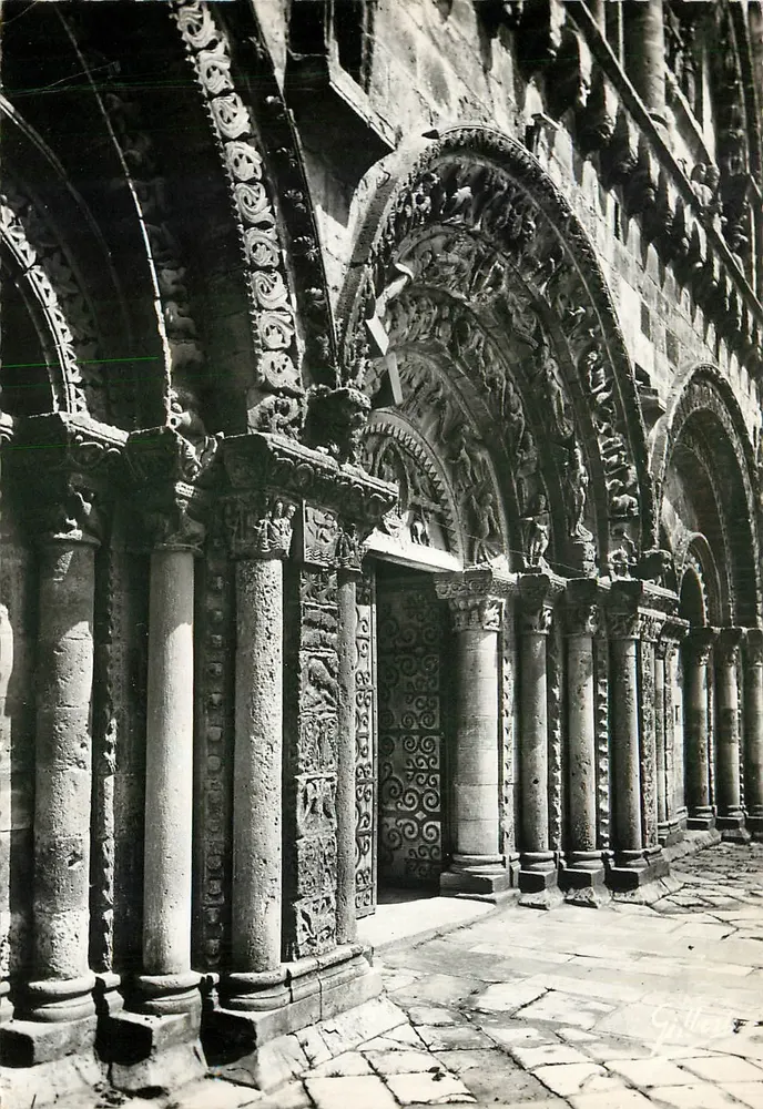 L'Église romane de Civray — Détails du porche — Éditions Charentaises - Recto