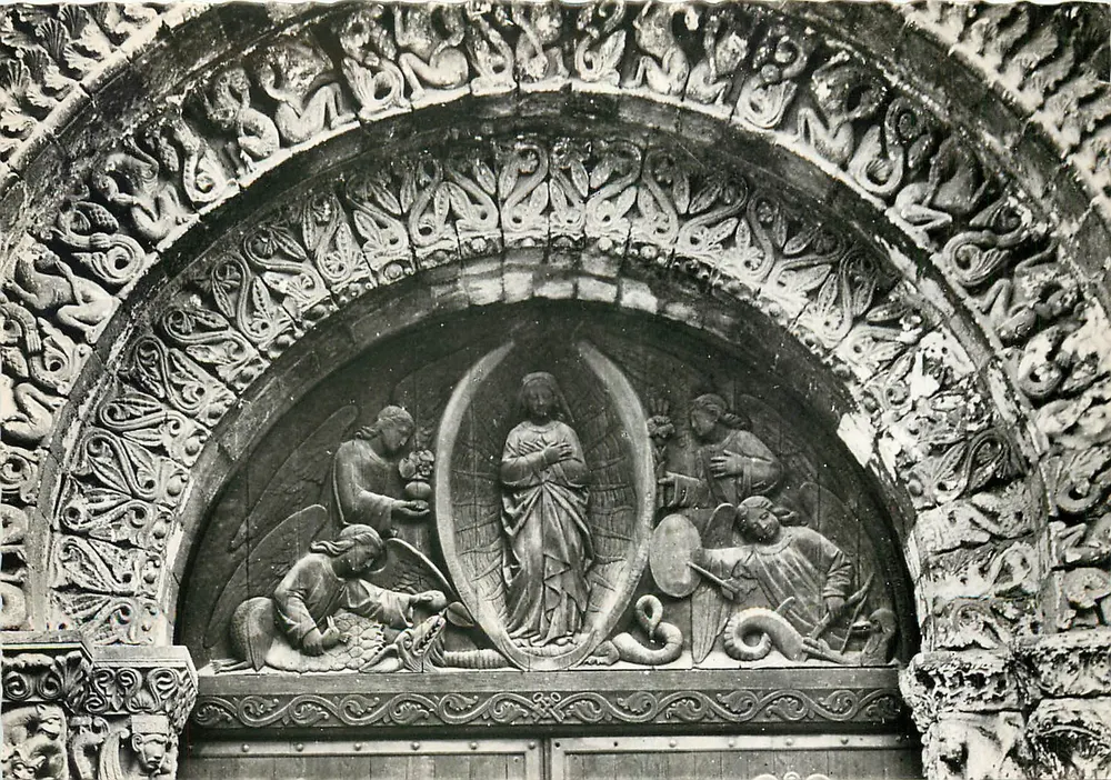 Poitiers (Vienne) — Notre-Dame la Grande. Portal principal. « La Virgen que aplasta al Dragón » — J. Robuchon, N° 36 - Anverso