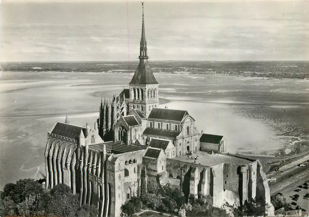 Abadia do Mont-Saint-Michel — vista aérea: A Igreja, a Merveille, A Plataforma Ocidental — Service Commercial Monuments Historiques, Grand Palais, Paris - Frente