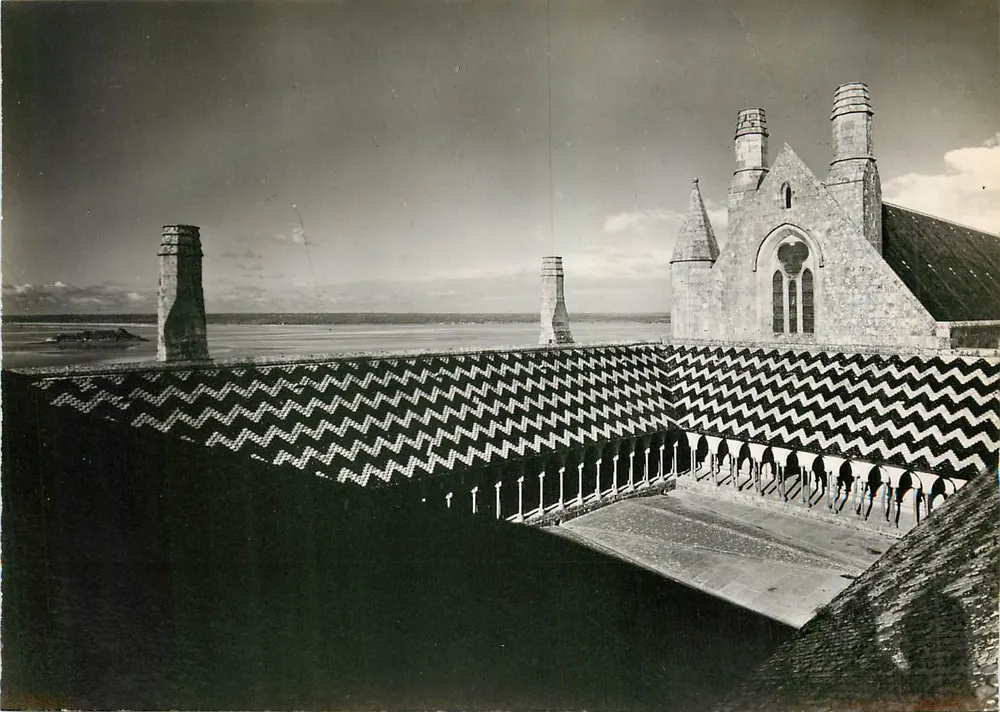 Abadia do Mont-Saint-Michel — Andar superior "La Merveille" — Service Historiques Paris - Frente