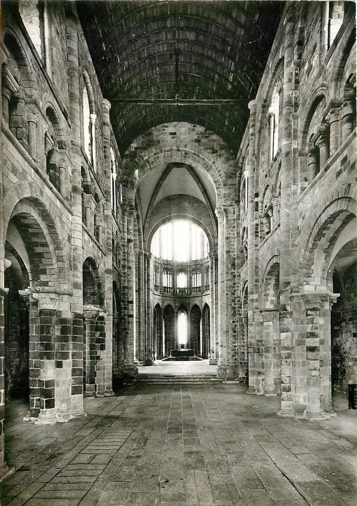 Abadia do Mont-Saint-Michel — Igreja Abbatial, Nef (séculos XI-XII), Cúpula (século XV) — Service Commercial Monuments Historiques, Grand Palais, Paris - Frente