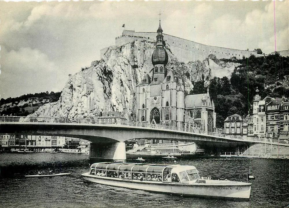 Dinant — Citadelle-Brücke, Kollegiatekirche und Boot « Vedette Flandre III » — photothill - Vorderseite