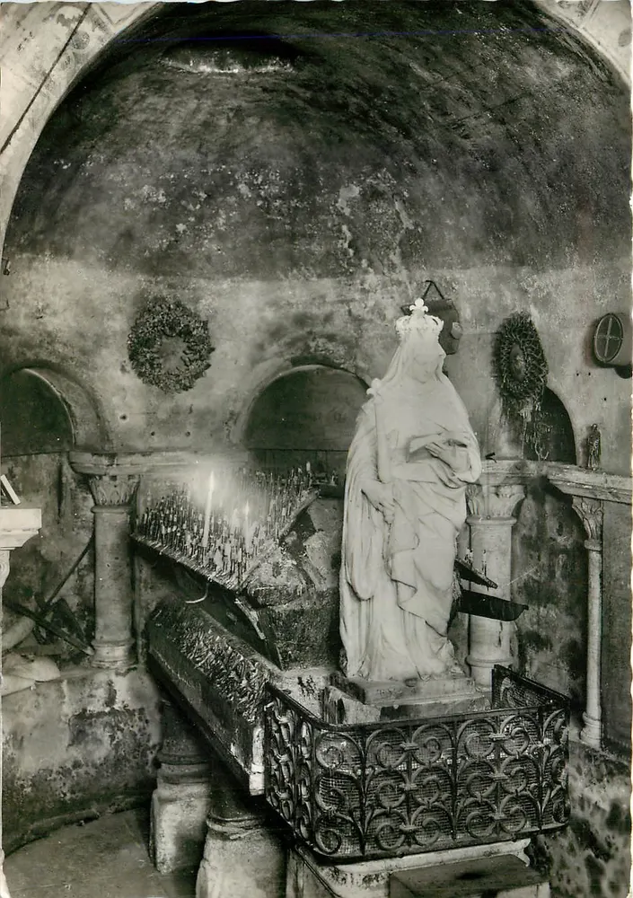 Tumba do VIº século de Santa Radegonda — na cripta da igreja Santa-Radegonda em Poitiers — cliché H. PLESSIS - Frente