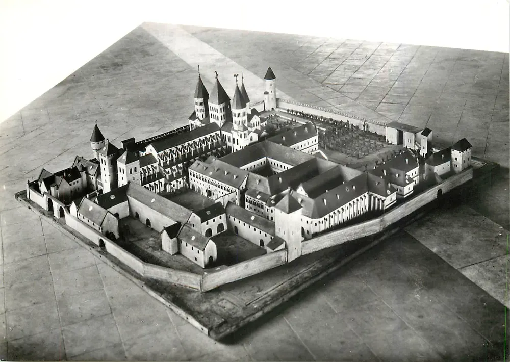 Cluny (S.-et-L.) — Abbaźja (1089-1135) — Zespół południowo-zachodni (Maqueta rekonstrukcji) — Service Commercial Monuments Historiques, Grand Palais, Avenue Alexandre III, Paris - Awers