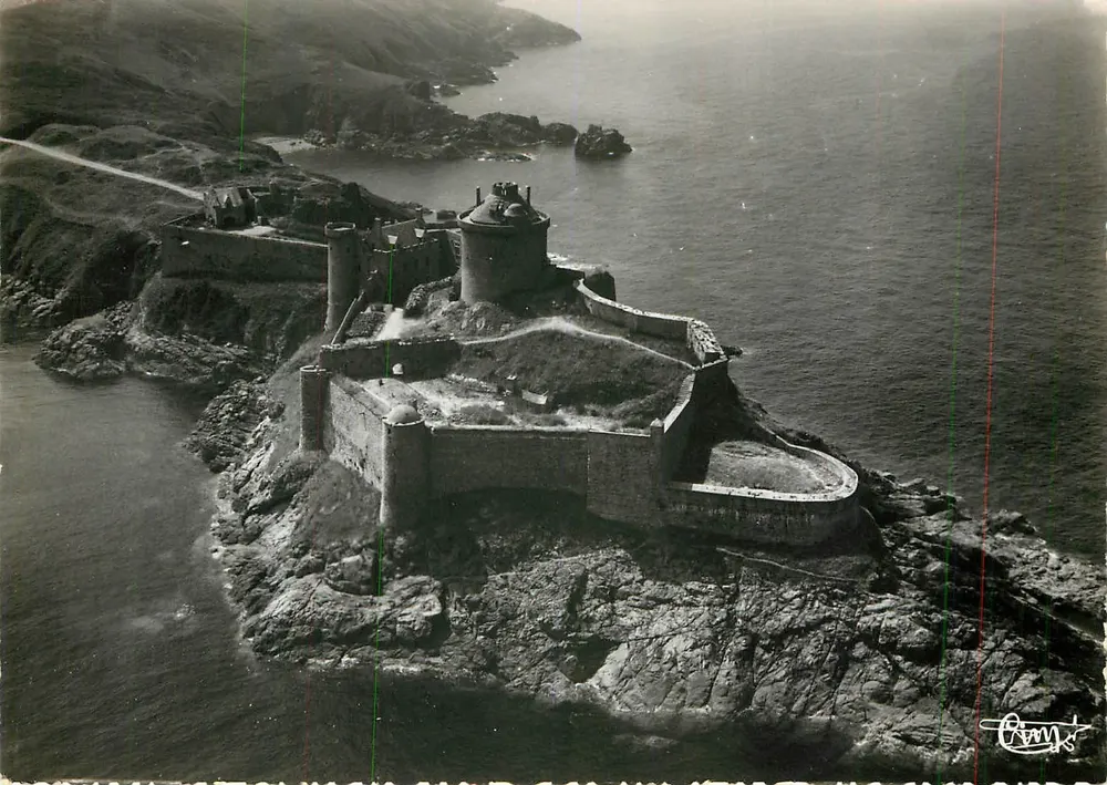 Fort-la-Latte (C.-du-N.) — Vue aérienne du Fort, côté Est — Éditions Aériennes Véritable, n° 73-60 A - Recto