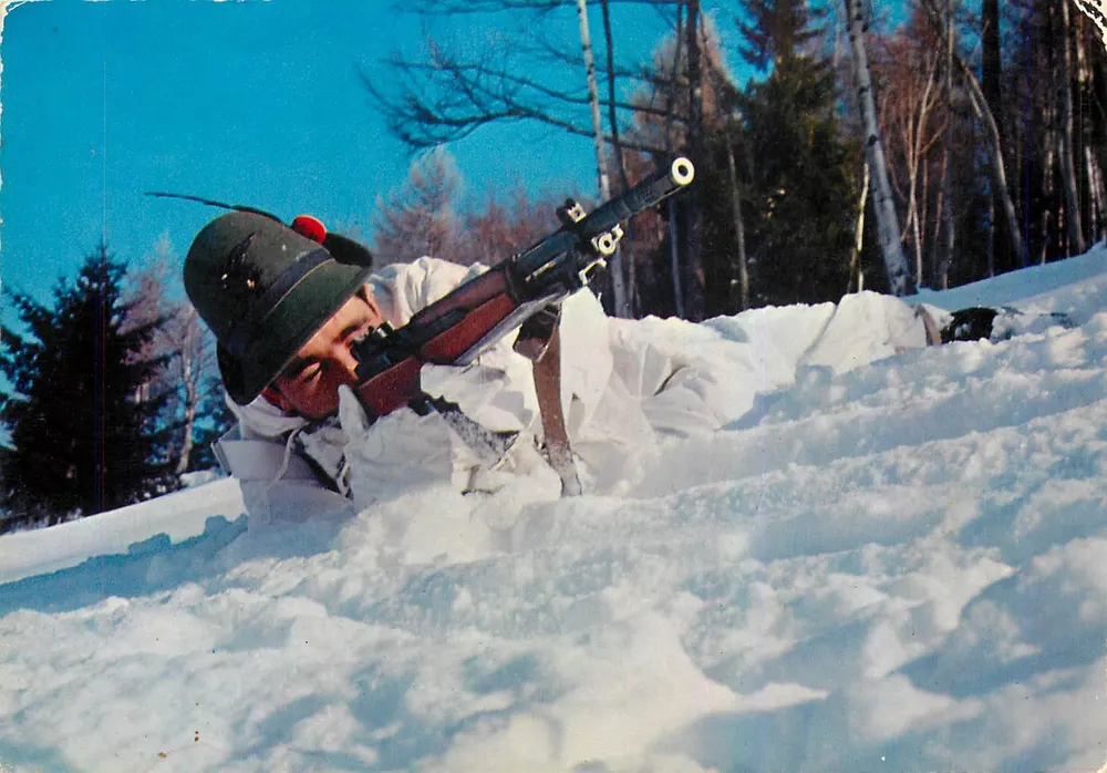 Alpiner Soldat in Winteruniform — Schussposition im Schnee — Verlag Cecamai, n° 930 - Vorderseite