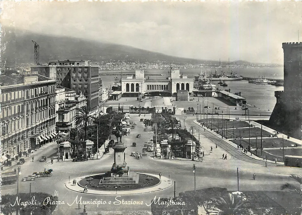 Napoli - Piazza Municipio en Stazione Marittima — Uitgever Edin. Vincen o Carravallo - Voorkant