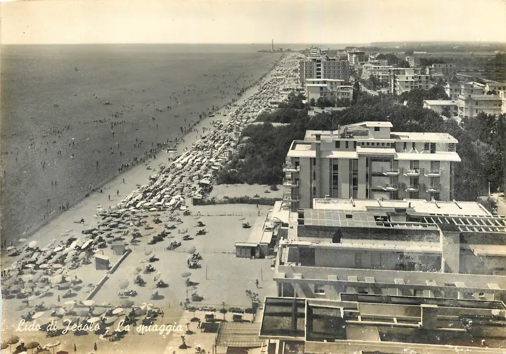 Lido di Jesolo — A praia — Ed. Marton, n° 38021 - Frente