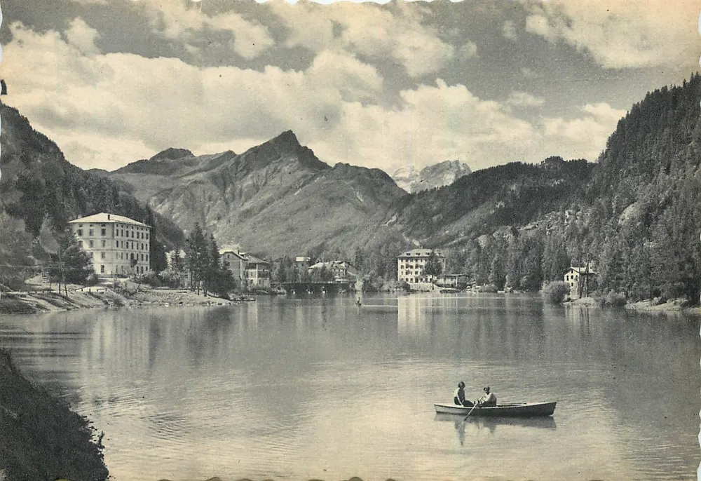 Lago de Côme — vista panorâmica com barco — editor Giulio Marino - Frente