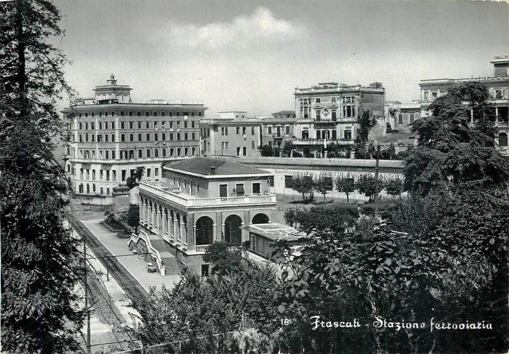 Frascati - Stazione ferroviaria — vue de la gare et des bâtiments environnants, éditeur Luigi Del Vescovo, n° 18 - Recto