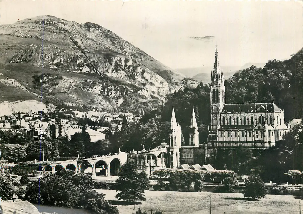 Lourdes — A Basílica e o Pic du Jer — Édition P. DOUCHET, Lourdes - Frente