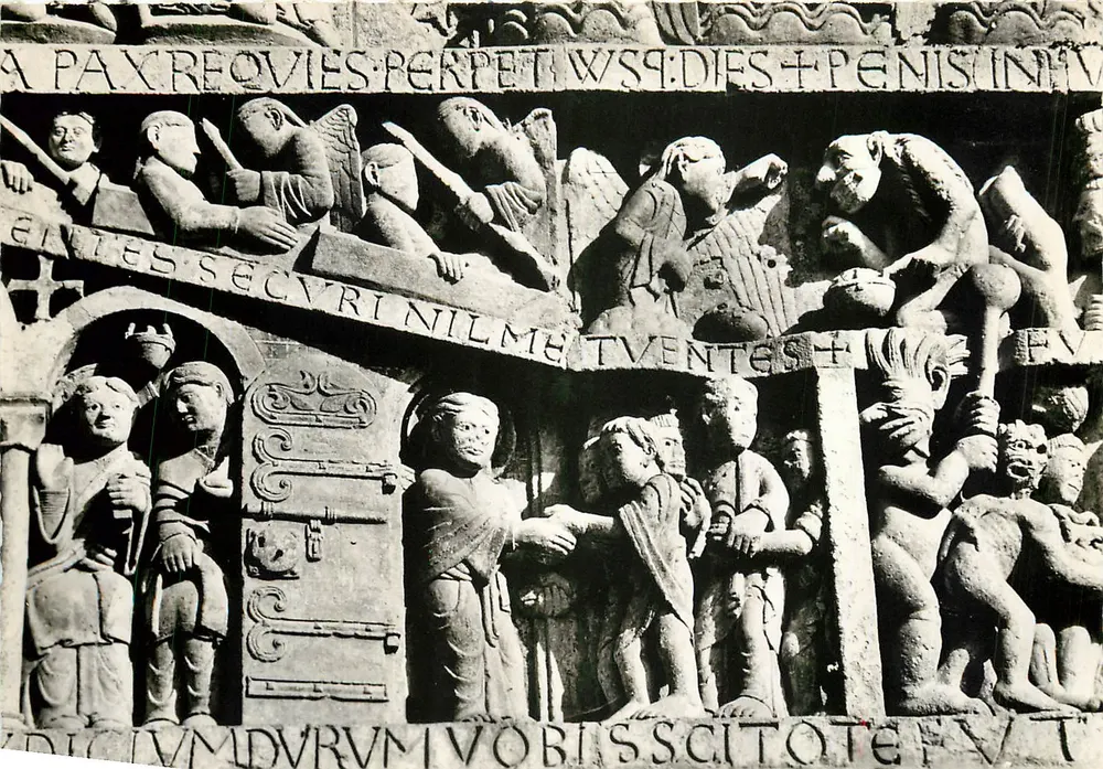Conques (Aveyron) — Der Tympanon (12. Jahrhundert). Der Eingang zum Himmel. St MICHEL wiegt die Seelen. - Vorderseite