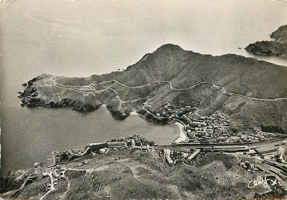 La Côte Vermeille (Pyrénées-Orientales) — Luftbild von Cerbère — Éditions CELY n°1495 - Vorderseite