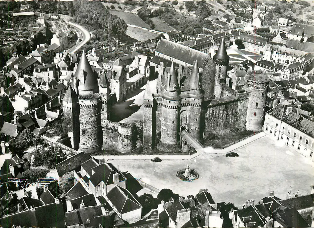 Vitré — Zamek feudalny (XIV i XV w.) — Wydawnictwo Artaud Père et Fils, Nantes - Awers
