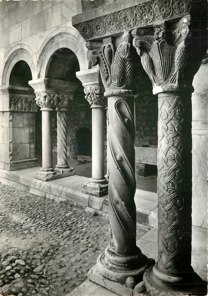 Elne - Interior do Claustro — Colunatas do XIII e XIV séculos — Edições S.E.P.T., Nice - Frente