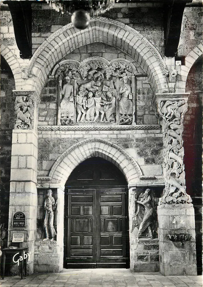 Interior of the Abbey Church of Souillac — Carved Tympan and Pillar — Gaby Editions - Front