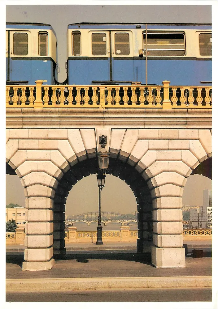 Paris, o metrô aéreo, ponte de Bercy — fotografia de Stefano Bianchetti, edições Vue d'Œil, n° 036 - Frente