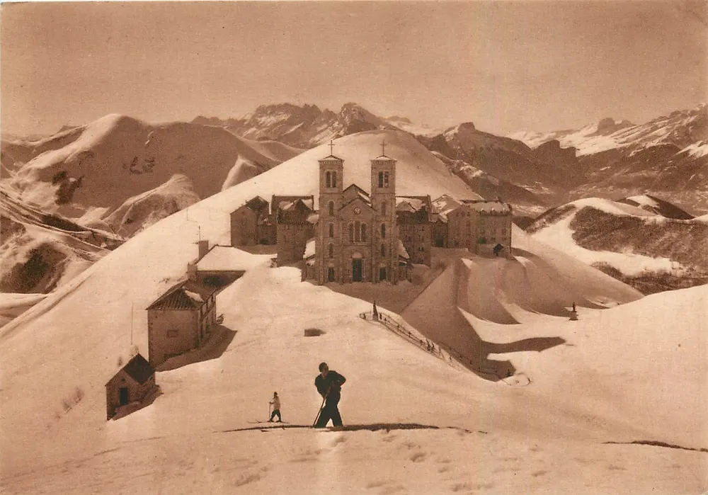 Pilgerreise der Jungfrau von La Salette — Hohe Winterstille — Wallfahrtskirche La Salette (Isère) - Vorderseite