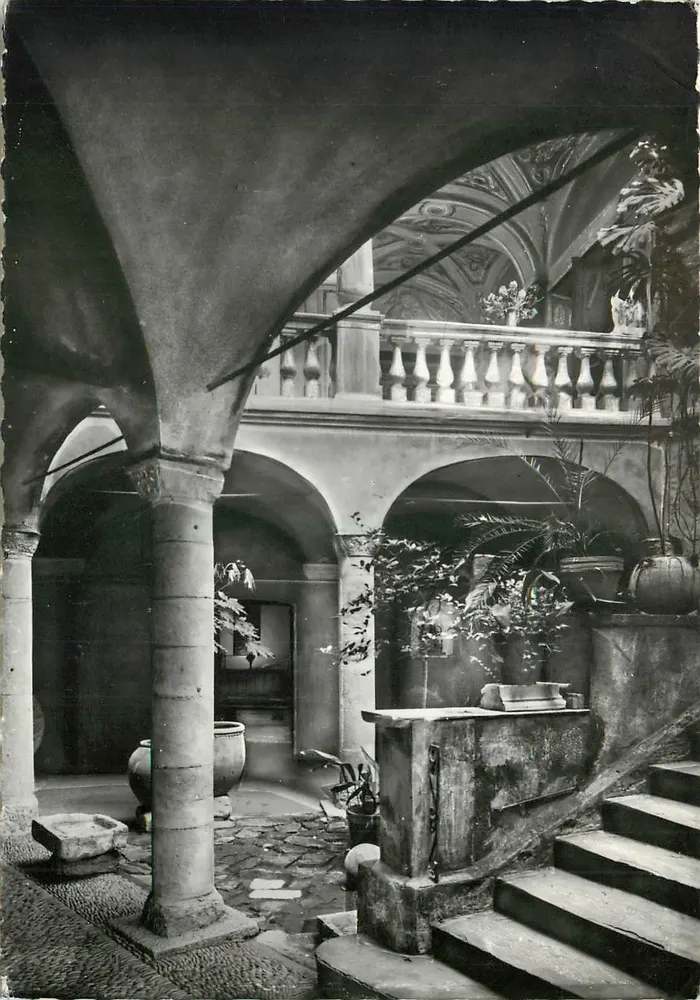 Cagnes-sur-Mer — Altstadt — Innenhof des Schlosses der Grimaldi (klassifiziertes Denkmal) — L. Larcane, Av. Saint-Lambert, Nice - Vorderseite