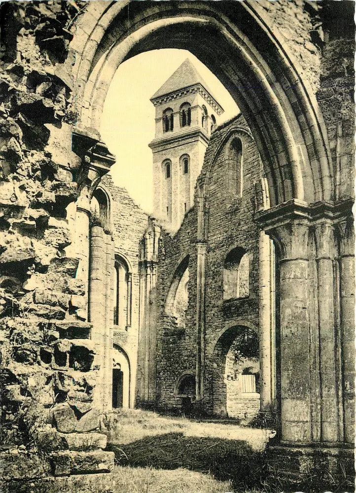 Abadía N.-D. de Orval — La campana vista desde las ruinas — Editor: Oeuvre de la Résurrection d'Orval - Anverso