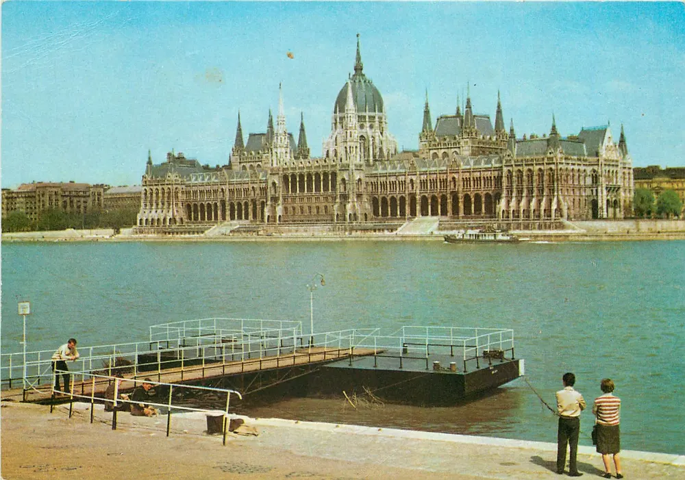Parlamento de Budapeste — Século XIX — Foto MTI Gere László - Frente
