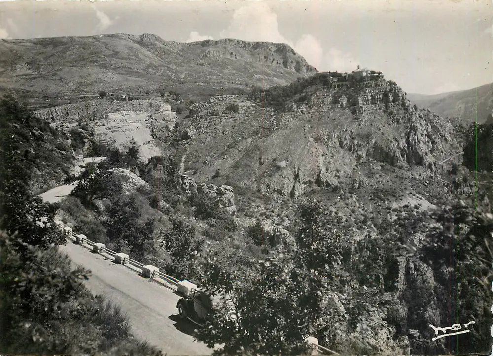 Gourdon (A.M.) — vista da Estrada de Grasse — Edições 'MAR' — n° 7.854 - Frente