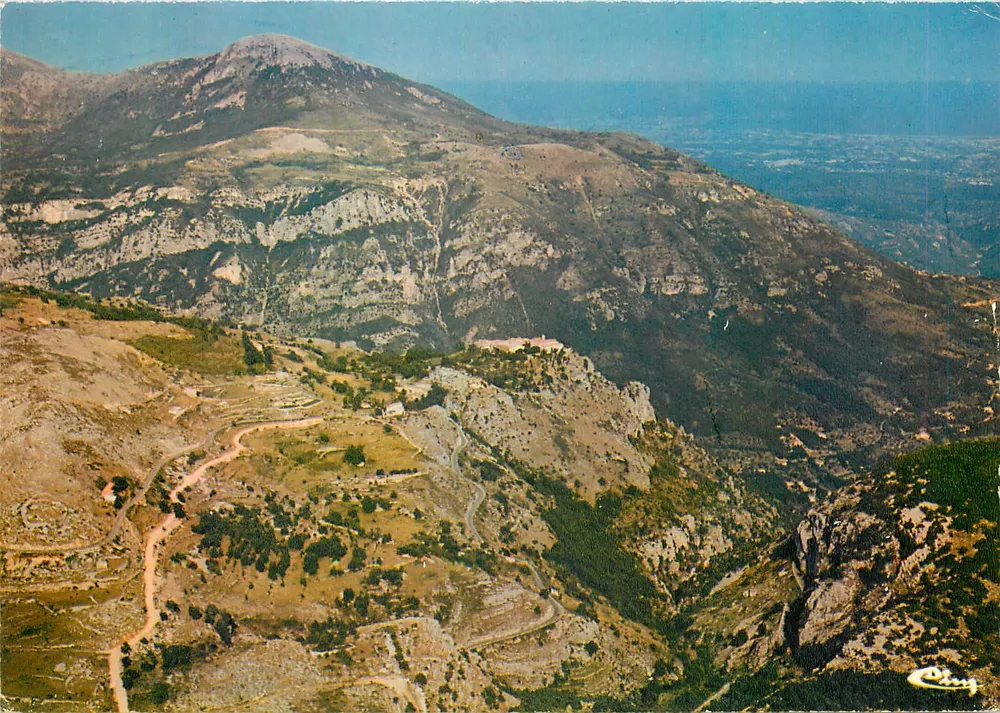 Gourdon (Alpes-Maritimes) — vista geral aérea — Imprimeur Mâcon - Frente