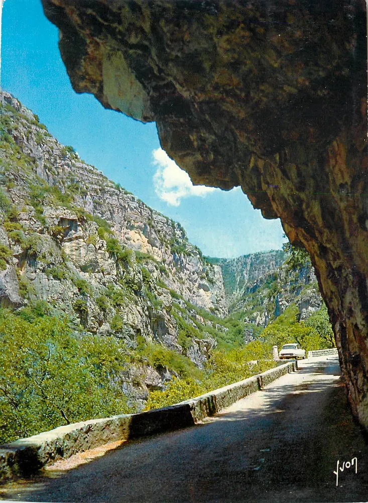 As Gorges-du-Loup — Estrada na borda do Torrent "Le Loup" — Edições JYVON - Frente