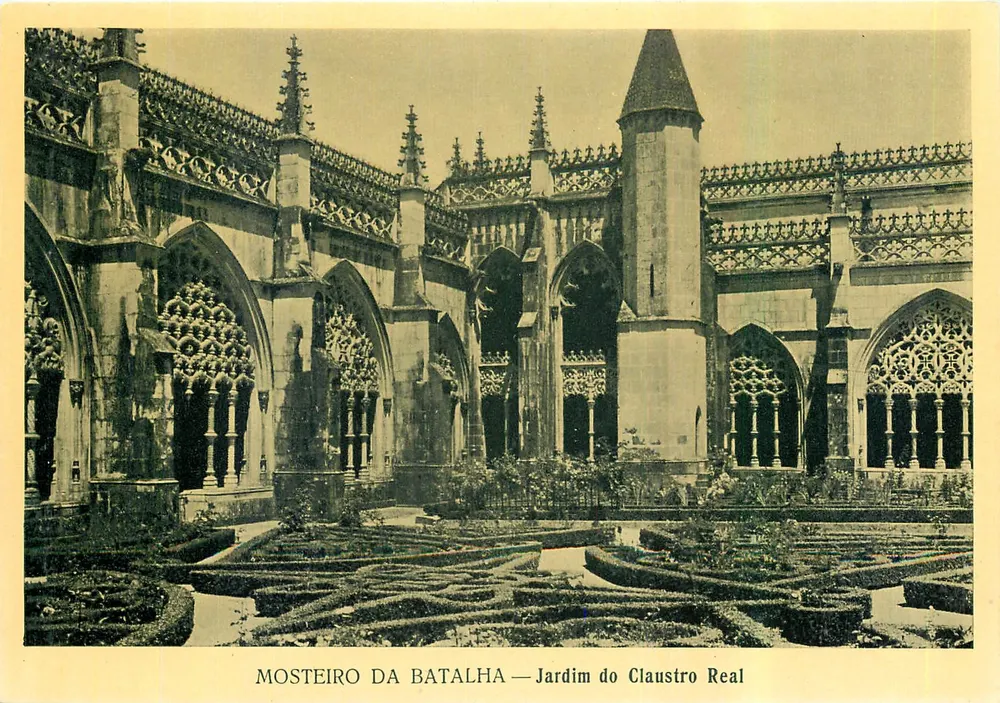 Mosteiro da Batalha — Jardim do Claustro Real - Frente