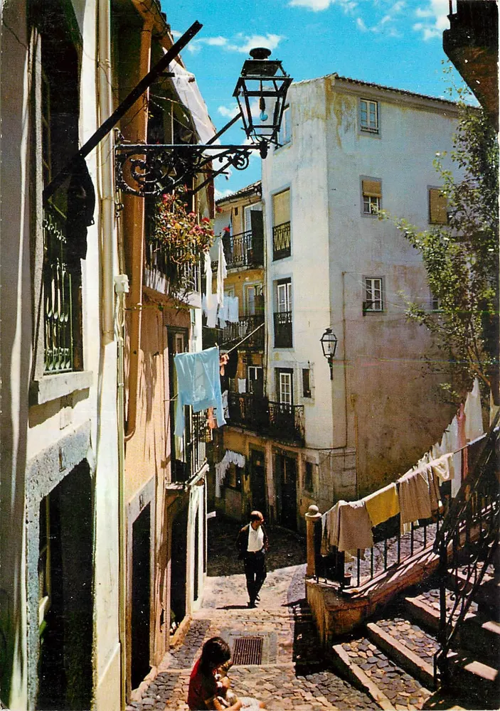 Rua típica de Alfama — Lisboa, Portugal — Coleção DÚLIA, n°157 - Frente