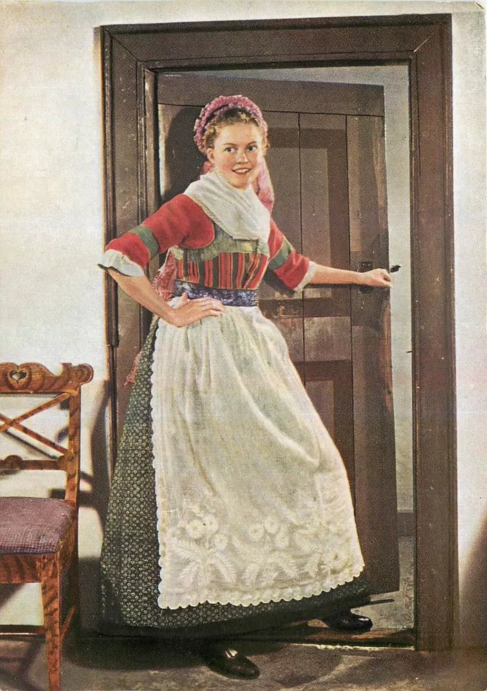 Jeune femme en costume folklorique — Præstø, Danemark — éditée par H. P. Hansen & Bogtrykkeri - Recto