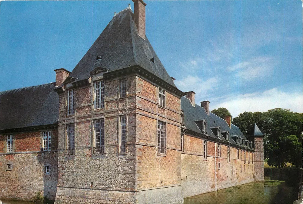 Castillo de Carrouges (Orne) — Fachadas sobre los foso — Service Commercial Photographiques Grand Palais - Anverso