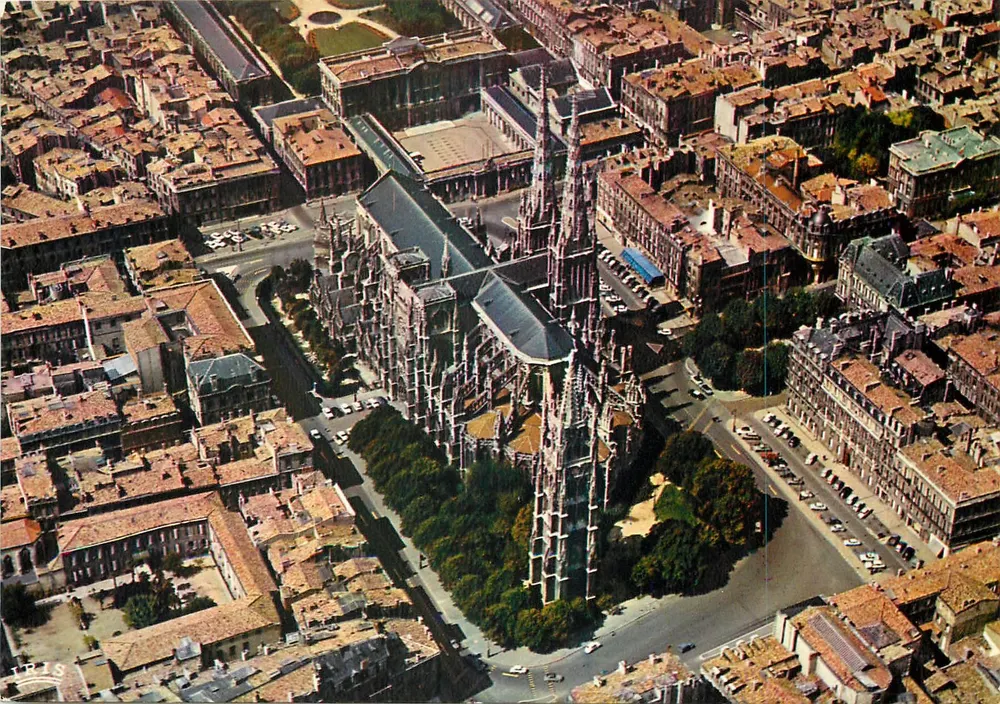 Bordeaux — Vue aérienne de la cathédrale Saint-André — ARUM-ÉDITIONS - Recto