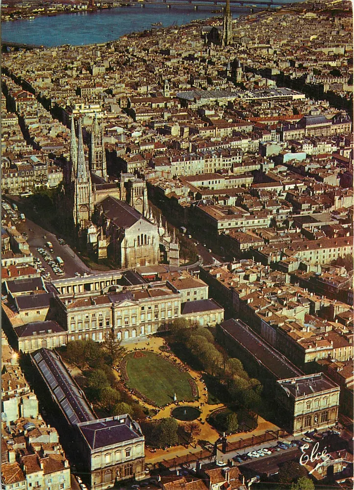 Bordeaux — Luftbild des Rathausgartens, des Palastes Rohan, der Kathedrale Saint-André und der Spitze Saint-Michel — Élécé - Vorderseite