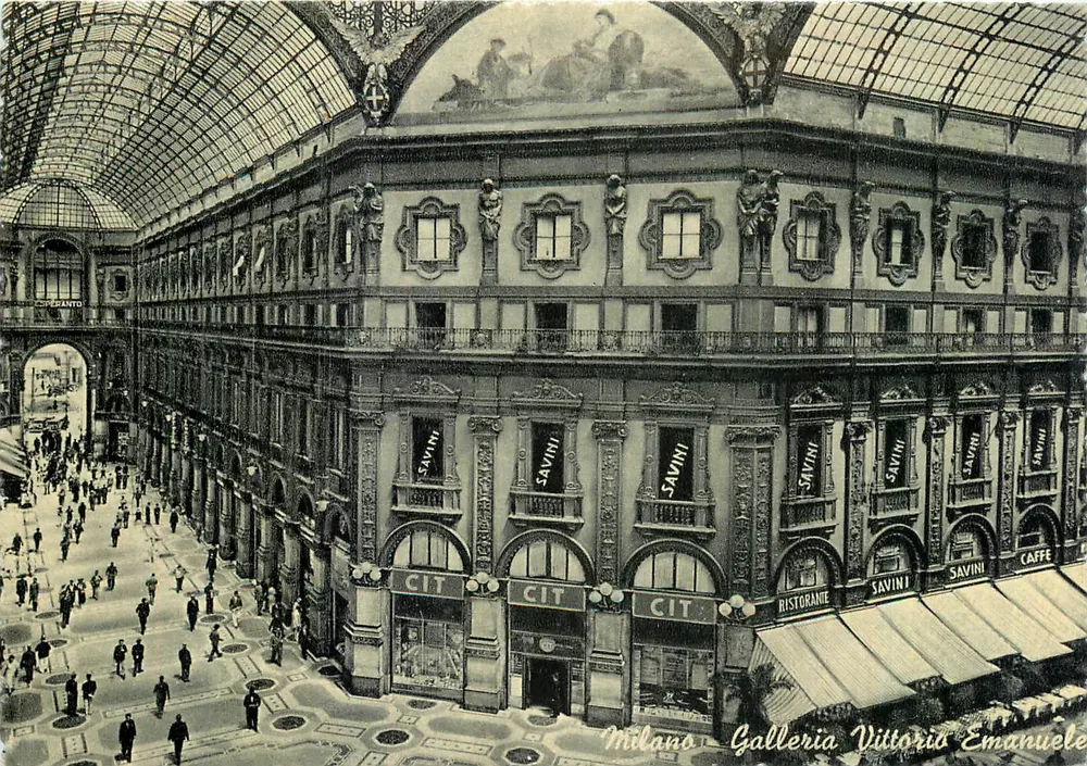 Milano - Galleria Vittorio Emanuele II — interieur met verziende Savini-vitrines en fresco aan het plafond — uitgever - Voorkant
