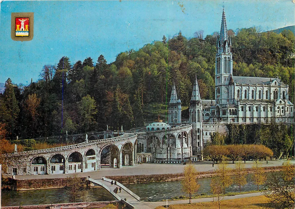 Lourdes — Basílica e a Gave — Centro Mundial de Pelerinagens - Frente