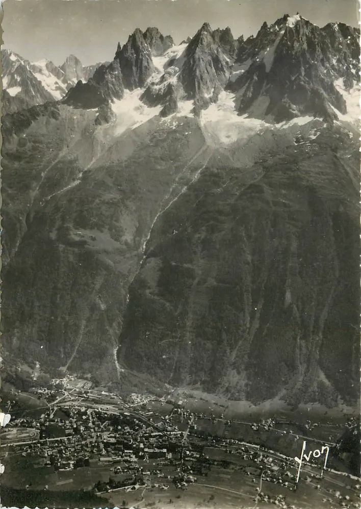 Chamonix (Hte-Savoie) — Vue générale et les Aiguilles — Les Éditions d'Art Yvon, 15, rue Martel, Paris - Recto