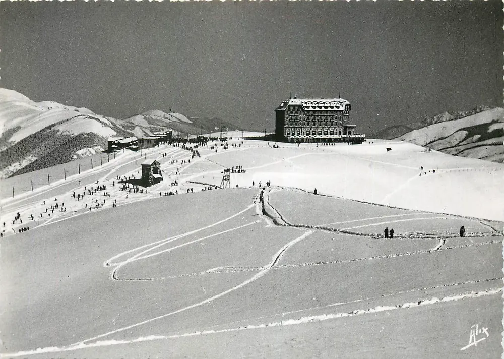 Les Pyrénées — Luchon-Superbagnères (alt. 1800 m.) — Vue Générale du Plateau en hiver. Le Grand Hôtel. — Éditions ALIX, No 1949 - Recto