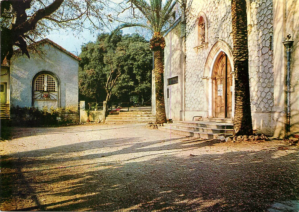 Roquefort-les-Pins — Wallfahrtskirche des Heiligen Herzens — Artistes la Flore - Vorderseite