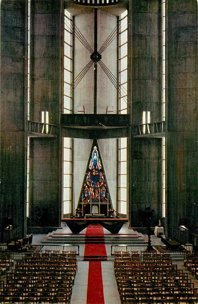 Interior da Igreja Nossa Senhora — Royan — Editor Héliocast - Frente