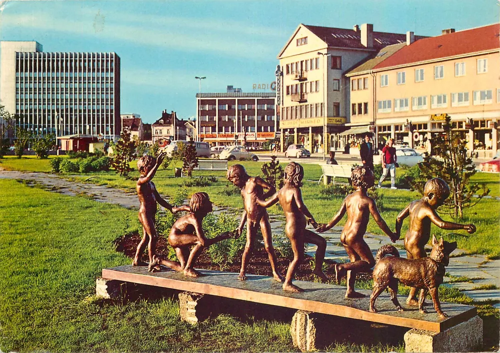 Narvik — Gruppe 'Lekende barn' im Park bei Kongens gate — Verlag F-4275-9 - Vorderseite