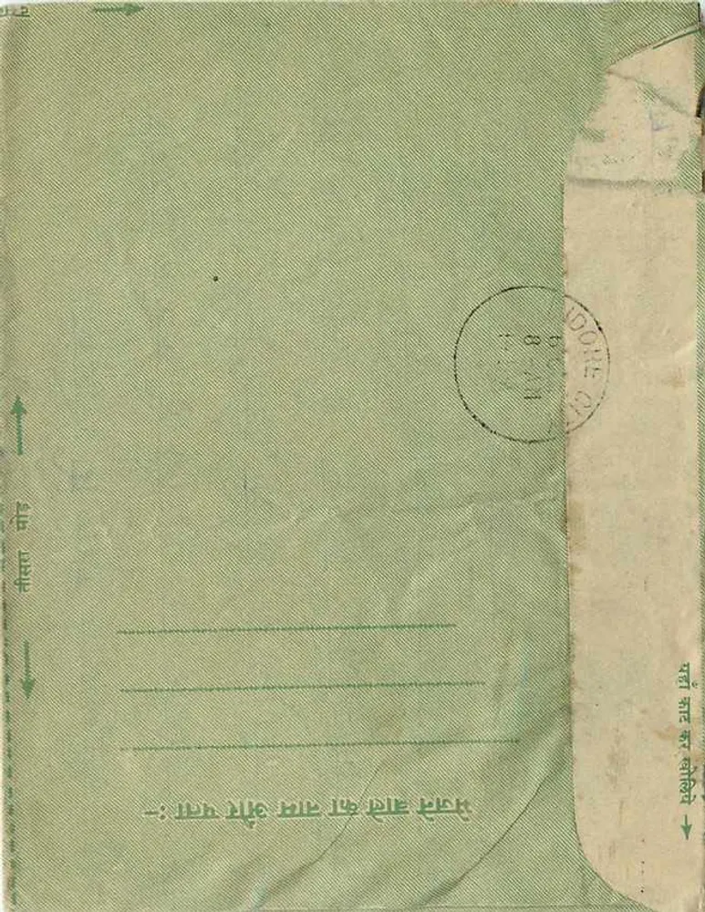 Carta postal verde — texto em devanagari e escrita manuscrita — editor indiano, selo de 10 annas - Verso