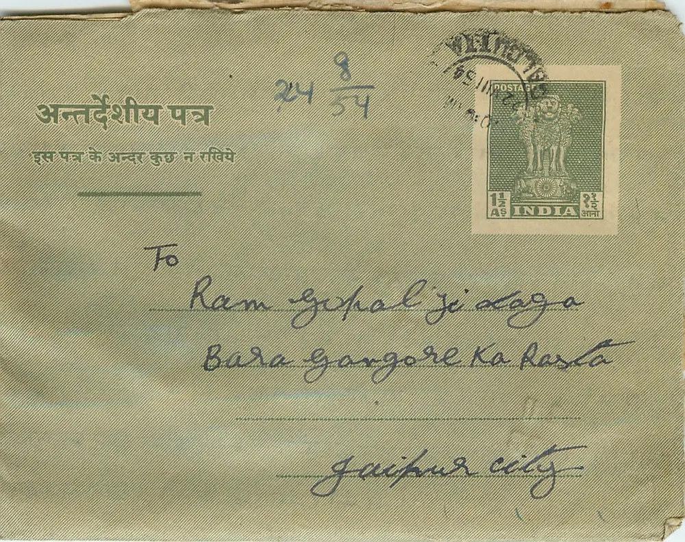 Carta postal indiana — texto em hindi e inglês — selo de 1½ anna, destinada a Jaipur - Frente