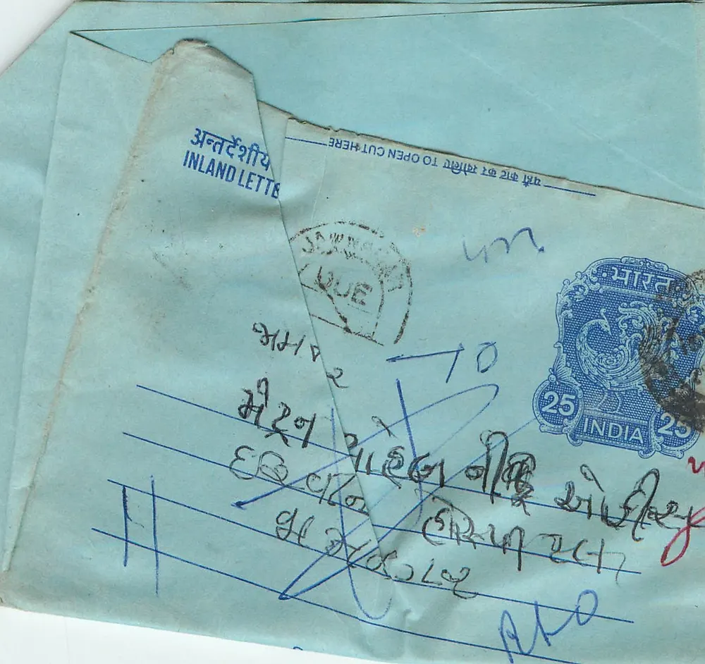 Envelope postal indiano — carta dentro — selo de 25 annas — carimbo postal de Calcutá - Frente