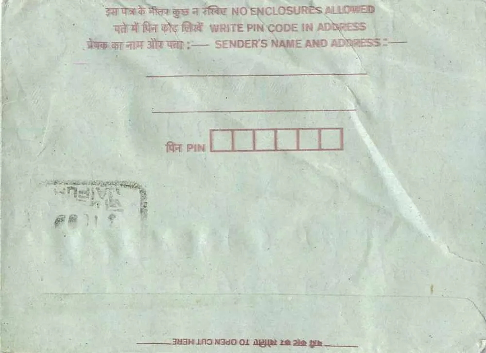 Carta postal indiana — texto manuscrito em escrita devanagari — selos de 25 e 75 annas - Verso