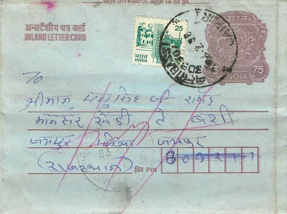 Carta postal interna indiana — texto em hindi e inglês — editor: India Post - Frente