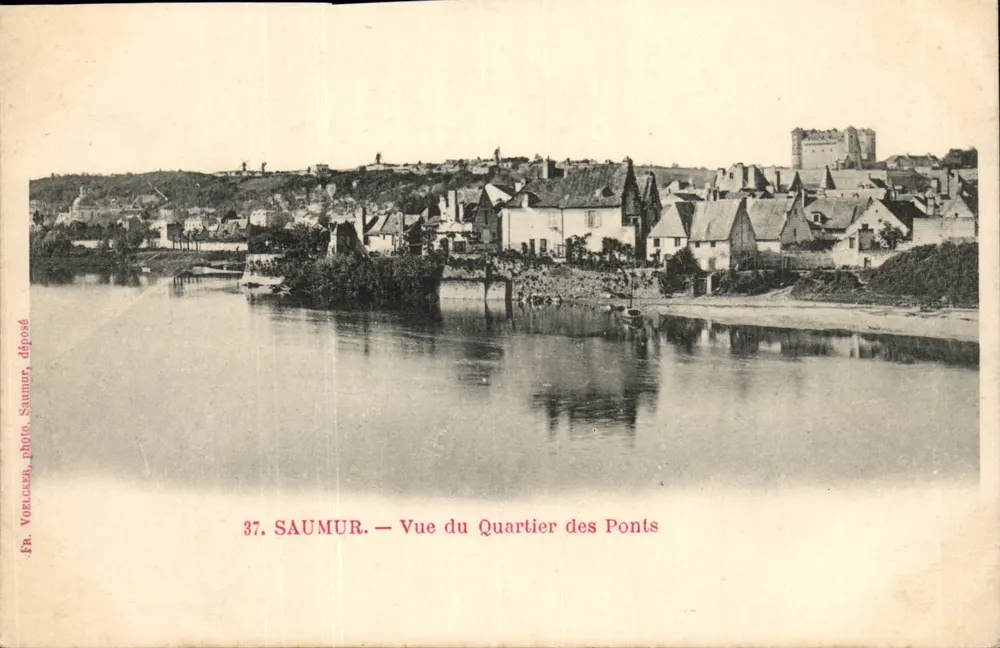 Saumur — Vista do Quartier des Ponts — Fr. Voelcker, foto. Saumur, depositado. N° 37 - Frente