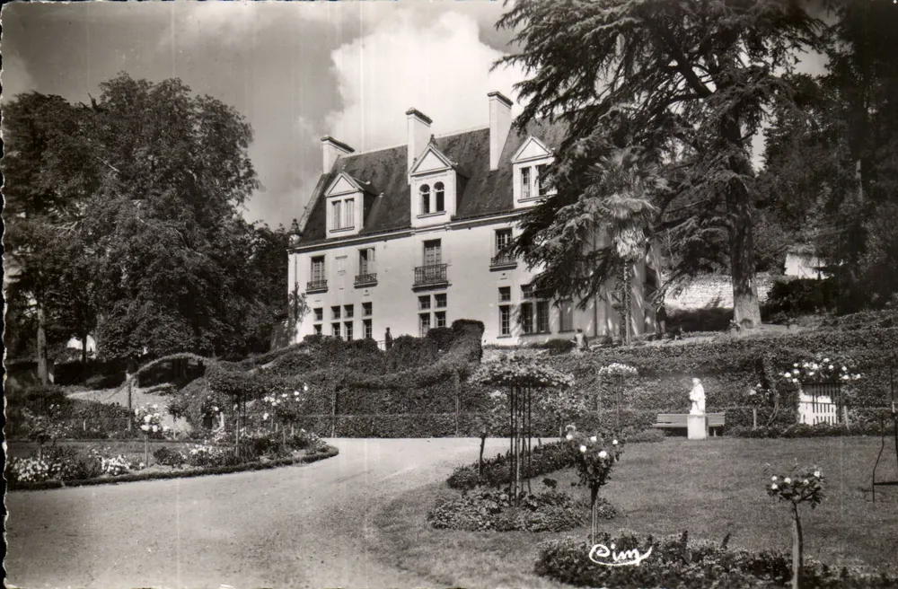 Château de Gennes-sur-Loire — vue du parc — Comlier Imprimeur - Recto